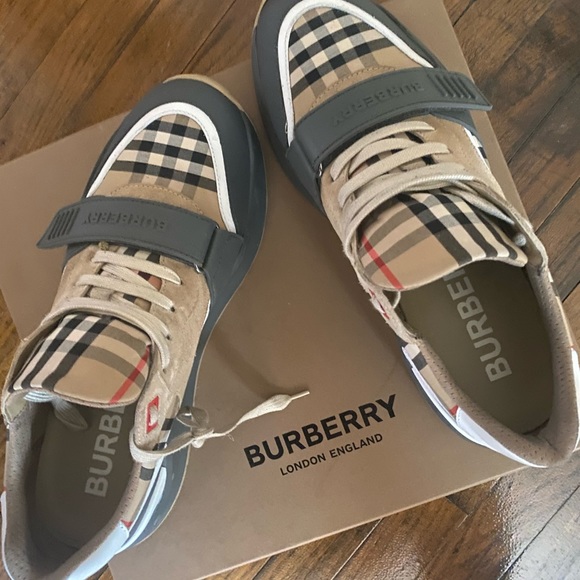 Burberry only worn 2wixe 10/10 conditions - Picture 1 of 7